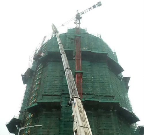 江宁吊车在工地上作业